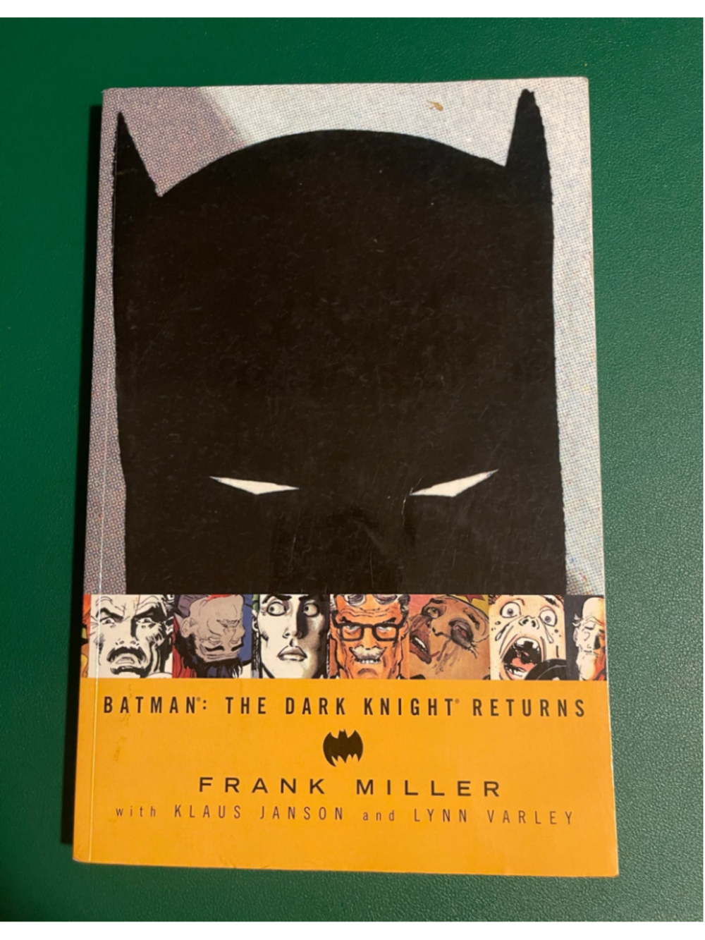 DC Comics Batman: The Dark Knight Returns Graphic Novel